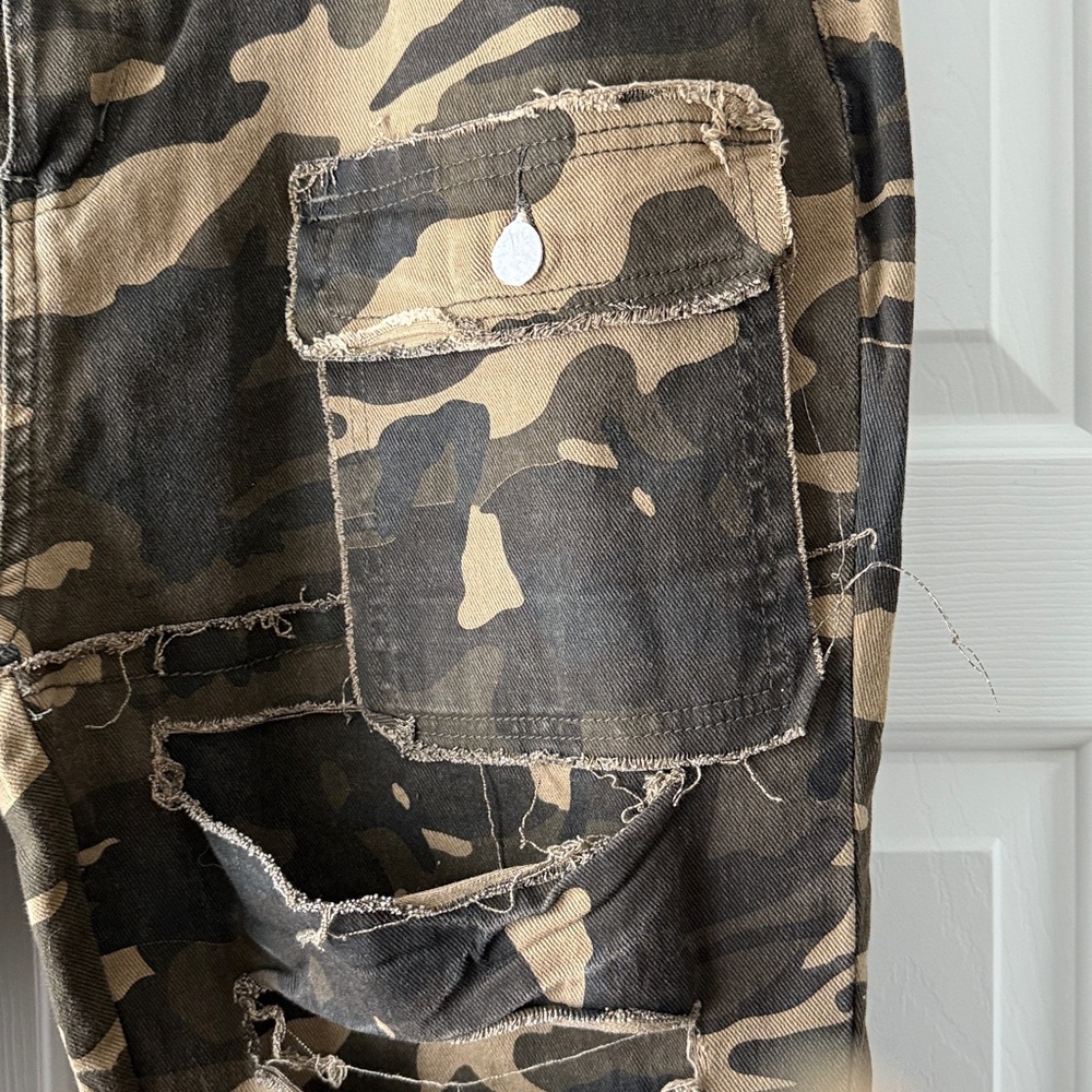 American Bazi Camouflage Distressed Wide-Leg Cargo Jeans - Brown/Black. - Picture 3 of 6